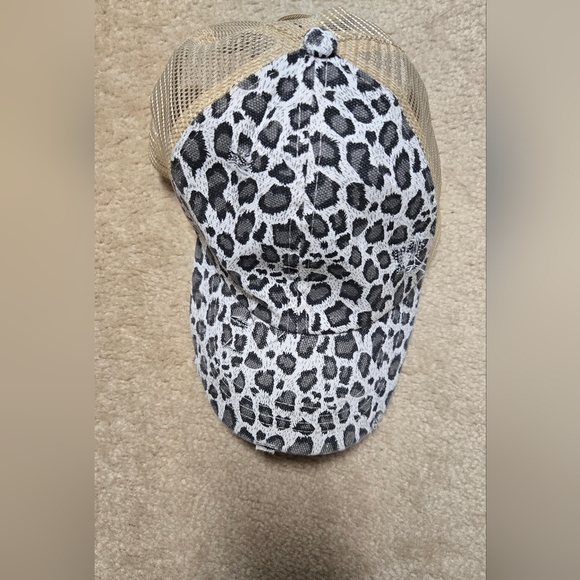 NWOT Leopard Print Ponytail Baseball Cap - Picture 1 of 6